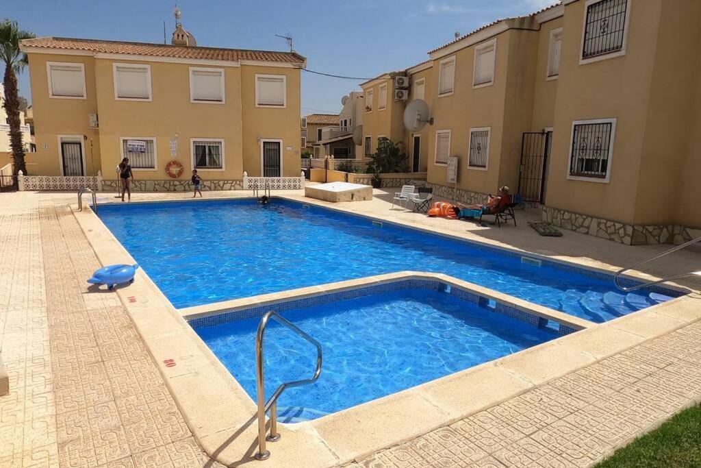 Close To Beaches & Golf Courses - With Pool & Bbq Apartamento