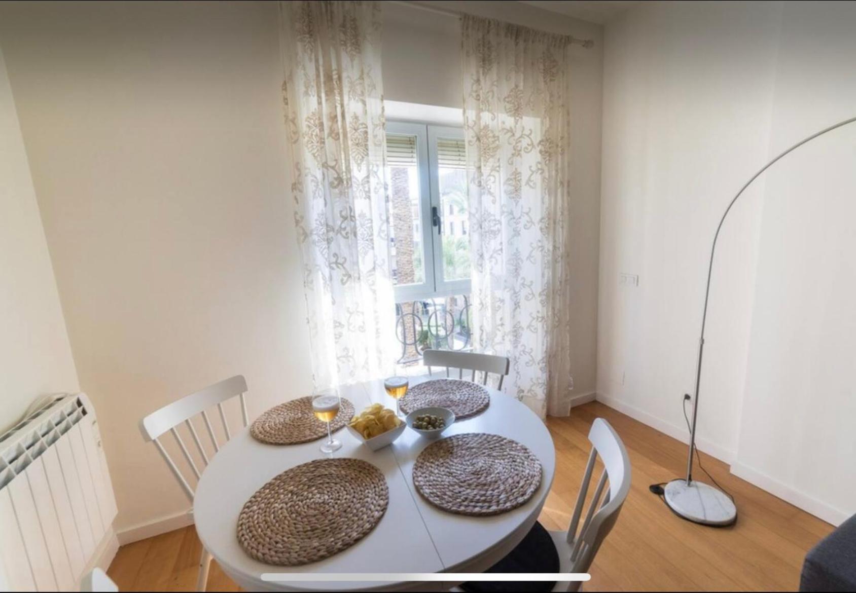 Beach, History And Center In One Apartment