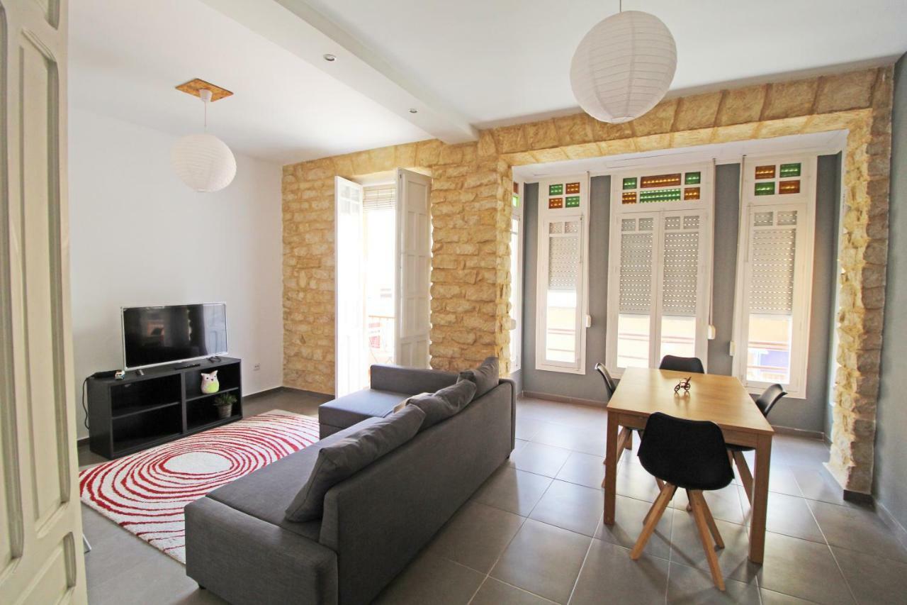 Amplio, Luminoso Y Céntrico. Decoración Cuidada. Apartamento *