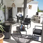 Disfruta de una moderna villa de diseño con vistas al marpiscina privadabq