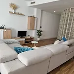 Quarto Com Banheiro Privado Em Apartamento Familiar