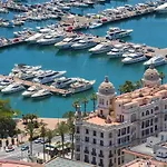 Playa a 500m en Centro Historico Alicante- Holidays B&F