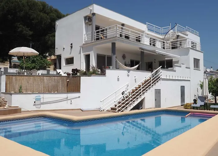 Disfruta de una moderna villa de diseño con vistas al marpiscina privadabq