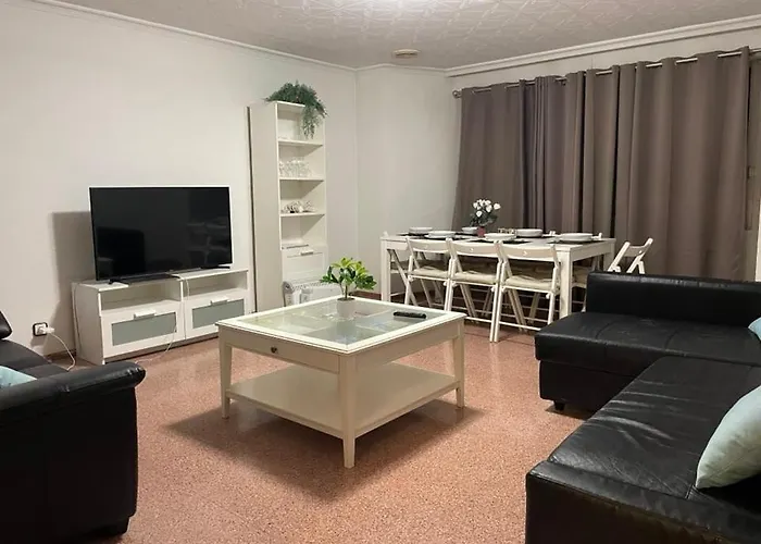 Piso Grande Amplio para grandes grupos 4 Dormitorios 2 baños, 4AC y WIFI