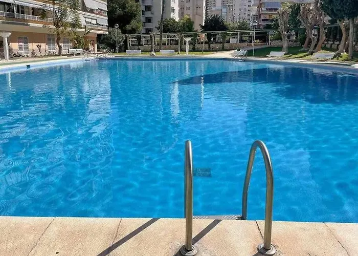 Muy luminoso, con piscina y a 5 min de la playa.