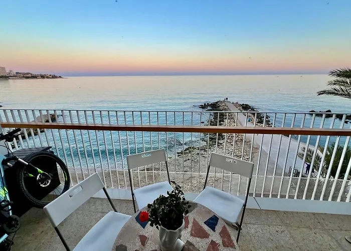 3Br - Beachfront Balcony Haven