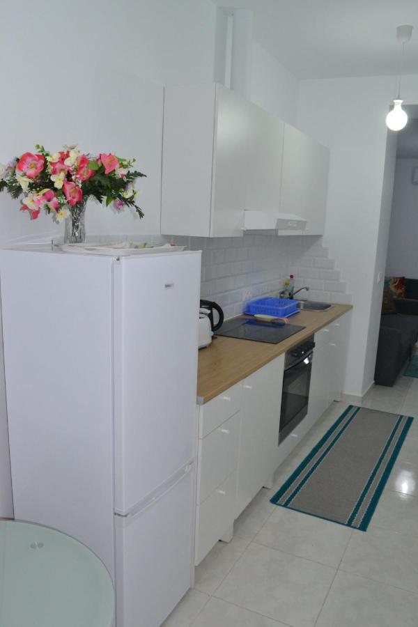 Stunning 2 Bedroom Fully Refurbished With Air-conditioning *
