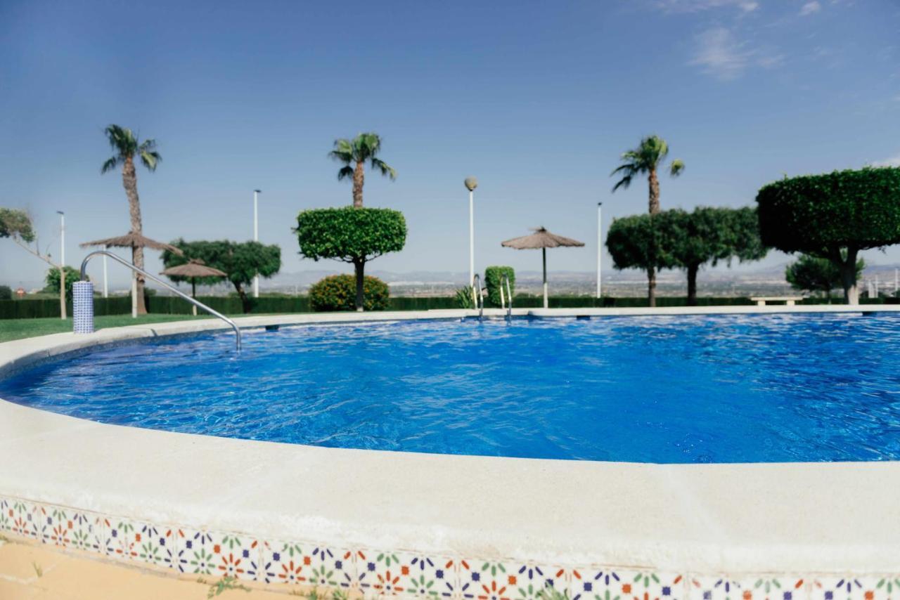 Apartment Stunning 2 Bedroom With Pool View *