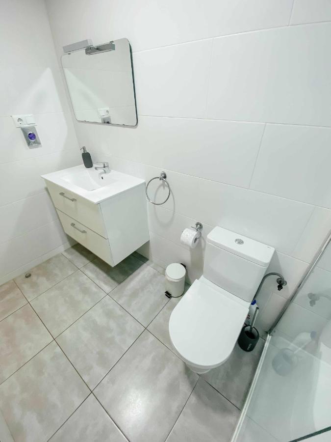 Stunning 2 Bedroom With Pool View Apartment *