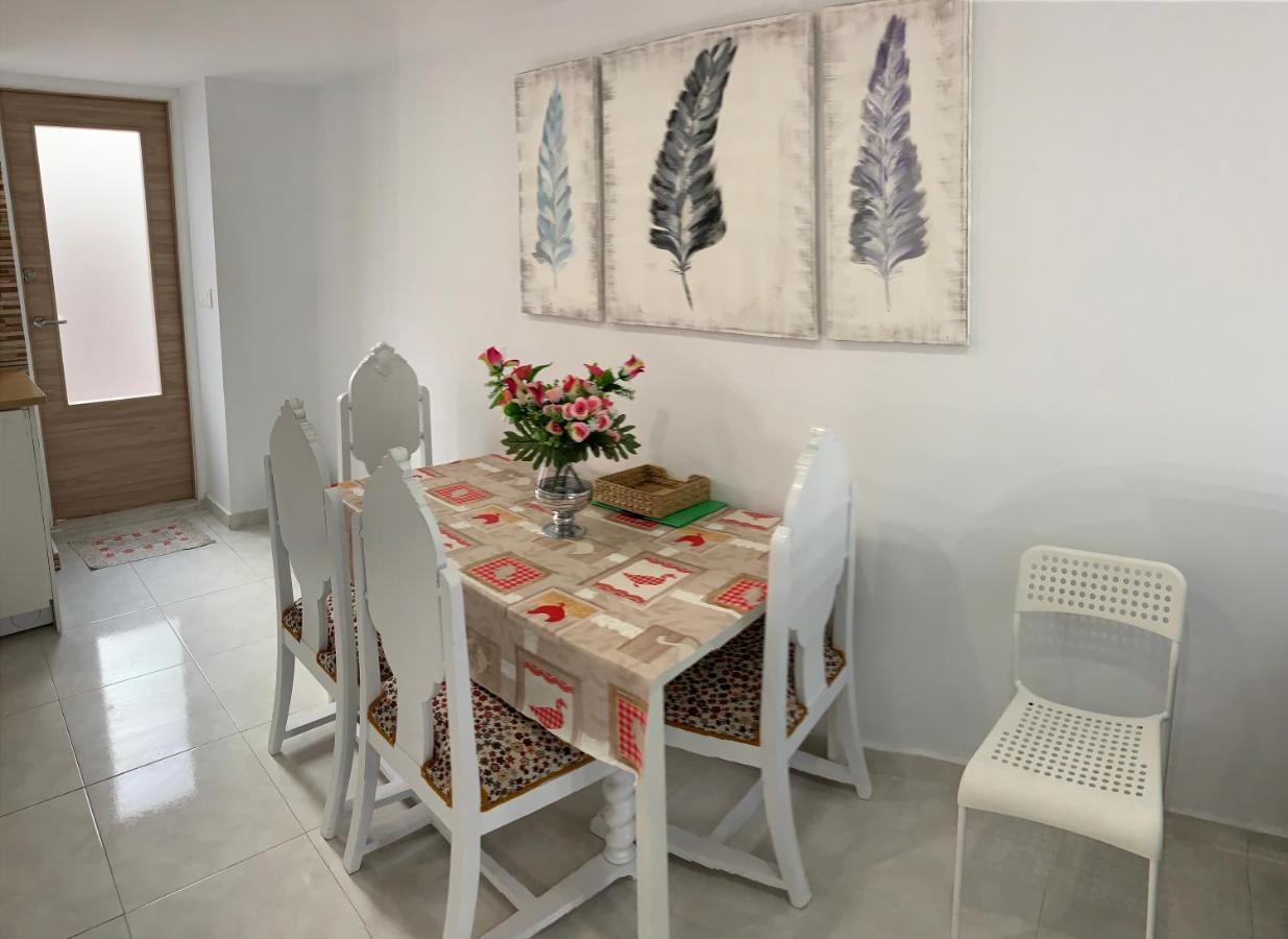 Orange Apartment *