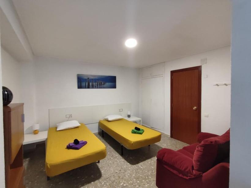 Habitación en casa particular 35-4- Комната В Квартире С Раздельными Кроватями И Холодильником Для От 1 До 5 Человек В Центре Аликанте Alicante