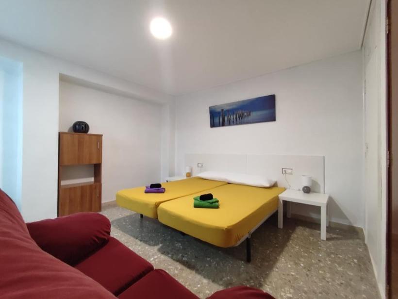 Habitación en casa particular 35-4- Комната В Квартире С Раздельными Кроватями И Холодильником Для От 1 До 5 Человек В Центре Аликанте *