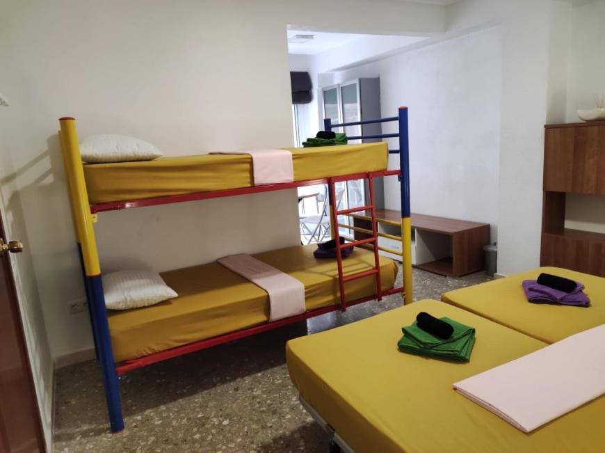Habitación en casa particular 35-4- Комната В Квартире С Раздельными Кроватями И Холодильником Для От 1 До 5 Человек В Центре Аликанте Alicante