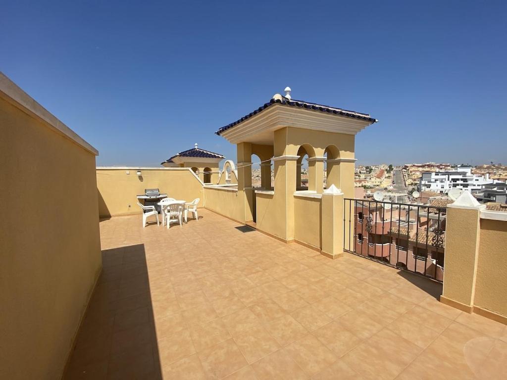 Floor Spacious With Roof Terrace