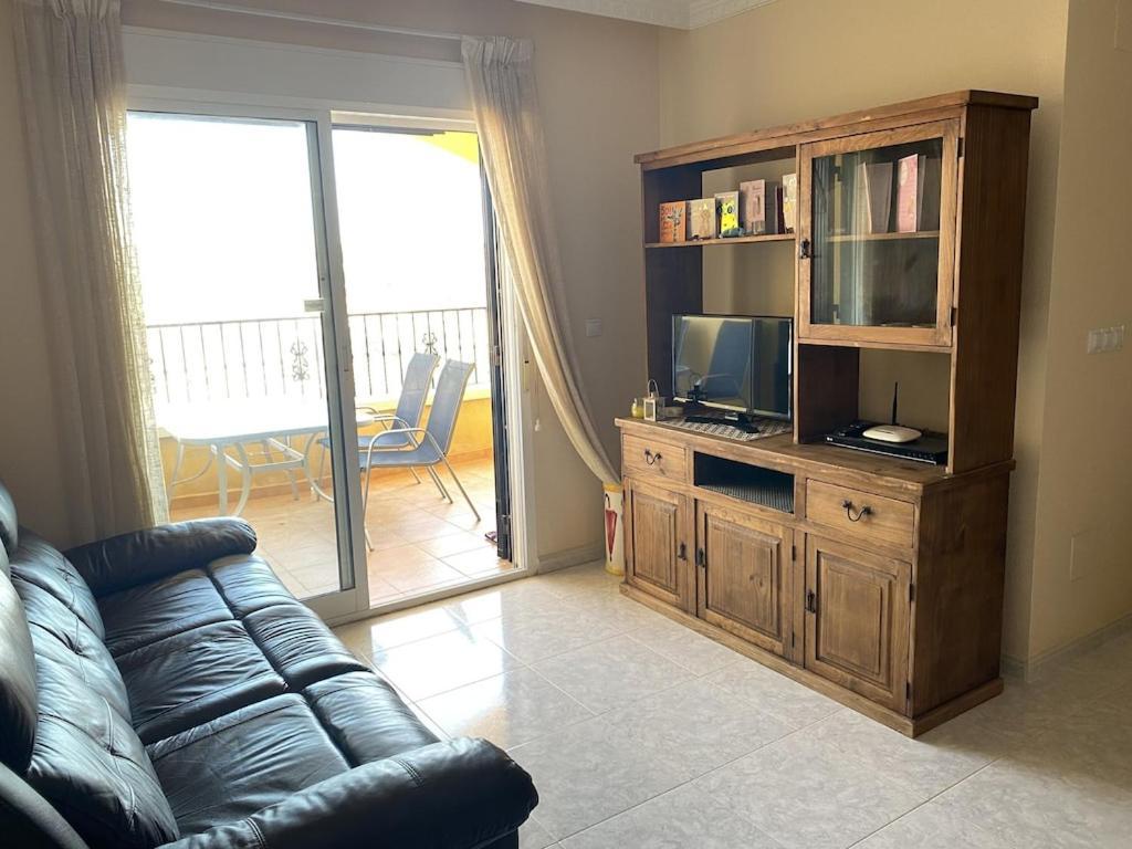 Floor Spacious With Roof Terrace Apartment *