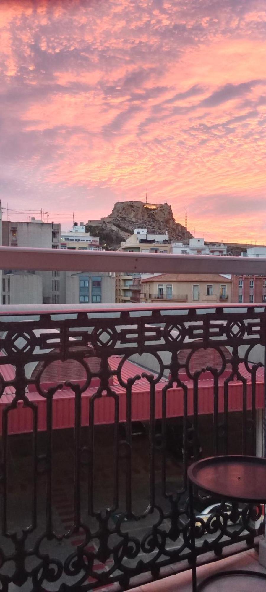 With Private Bathroom And Balcony Nearby The Mercado Central, Center And Apartment *