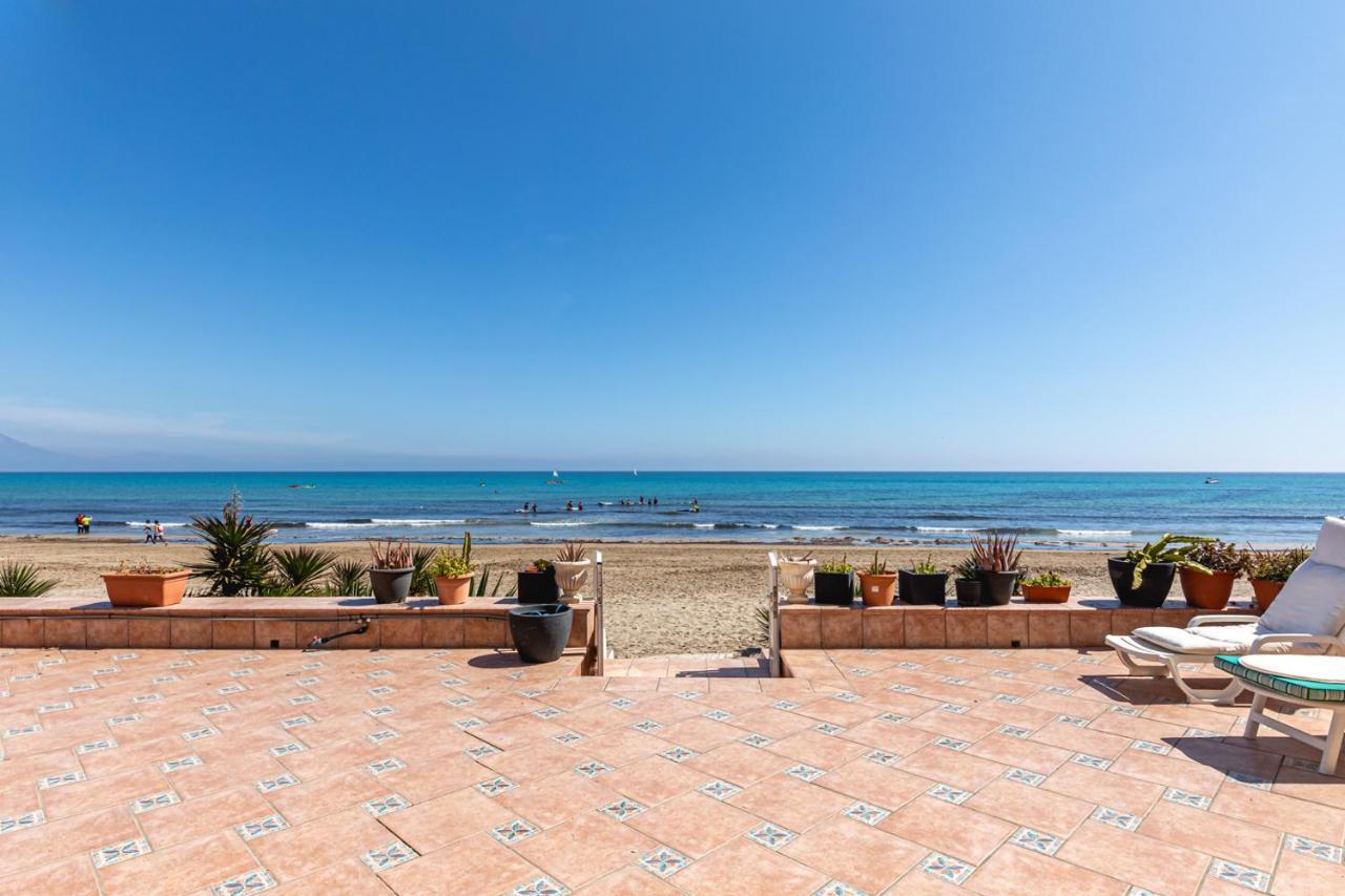 Beachfront Bliss: A Pie De Playa Сasa de vacaciones