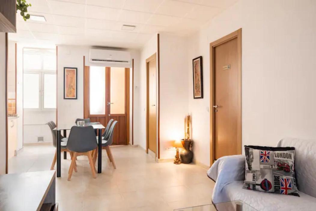 With Private Bathroom And Balcony Nearby The Mercado Central, Center And Apartment