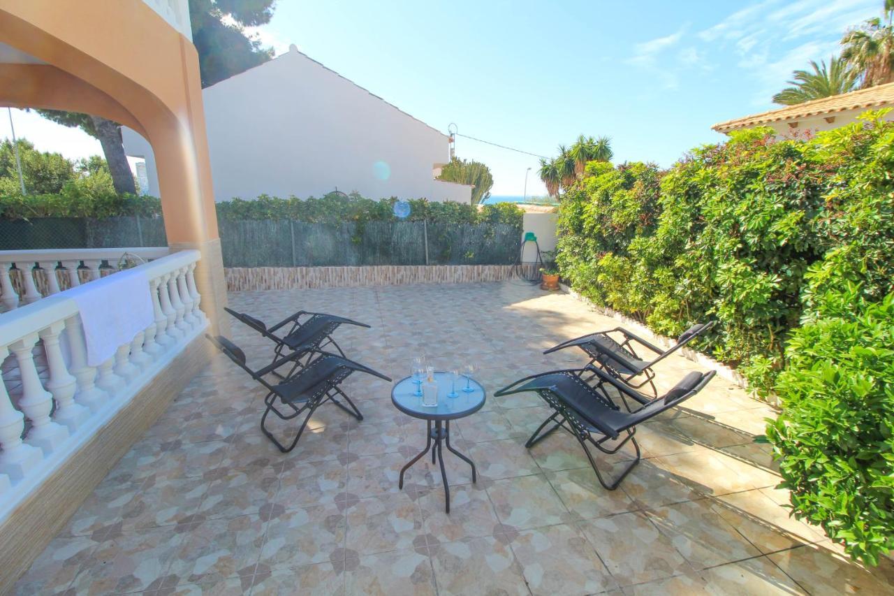 Great Villa, Sea Views, 20 Secs Walk To The Beach, Bbq, 9 People, 5 Mins Car From Center, Sailing Club 3 Mins Walk *