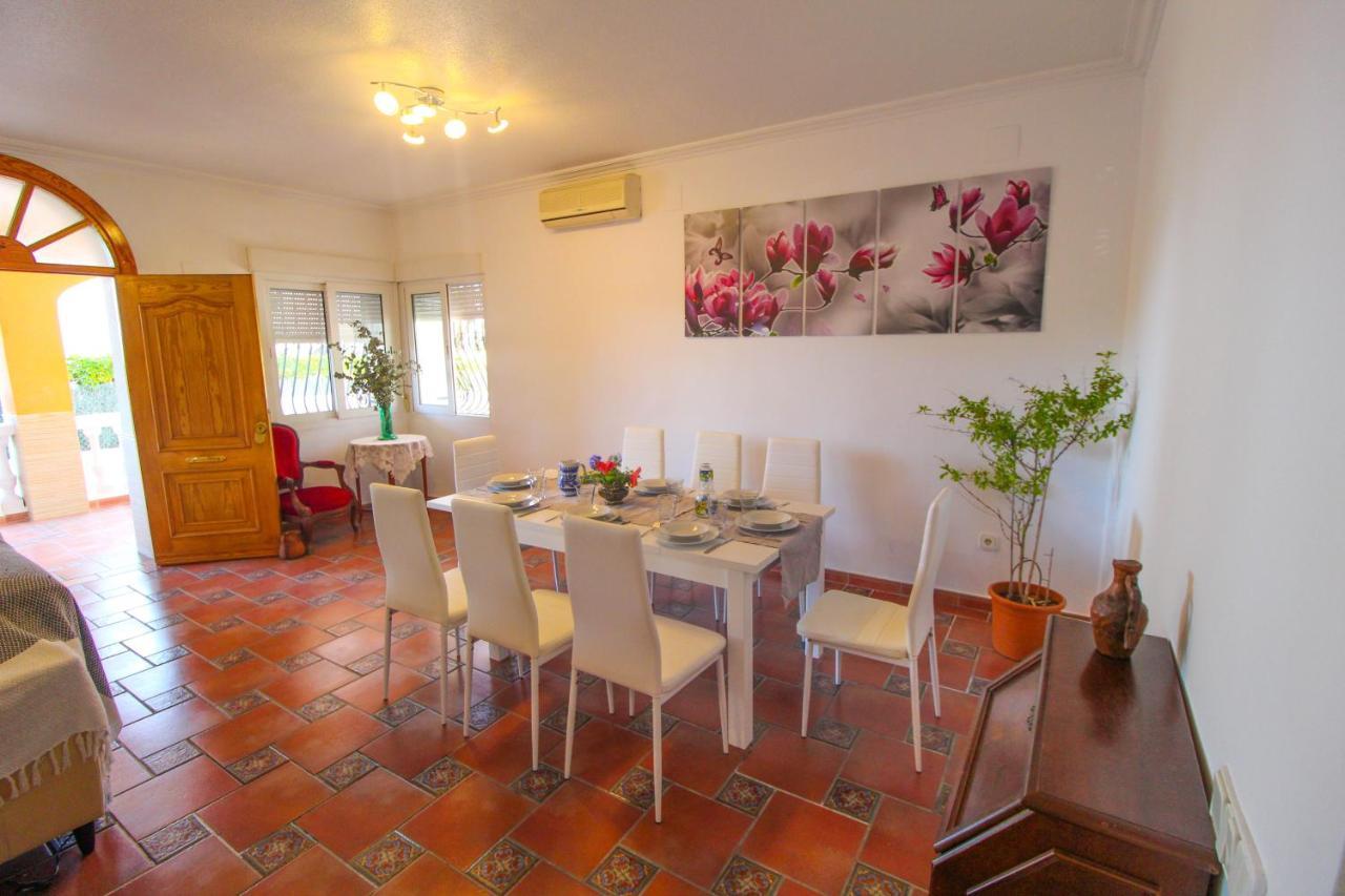 Villa Great Villa, Sea Views, 20 Secs Walk To The Beach, Bbq, 9 People, 5 Mins Car From Center, Sailing Club 3 Mins Walk *