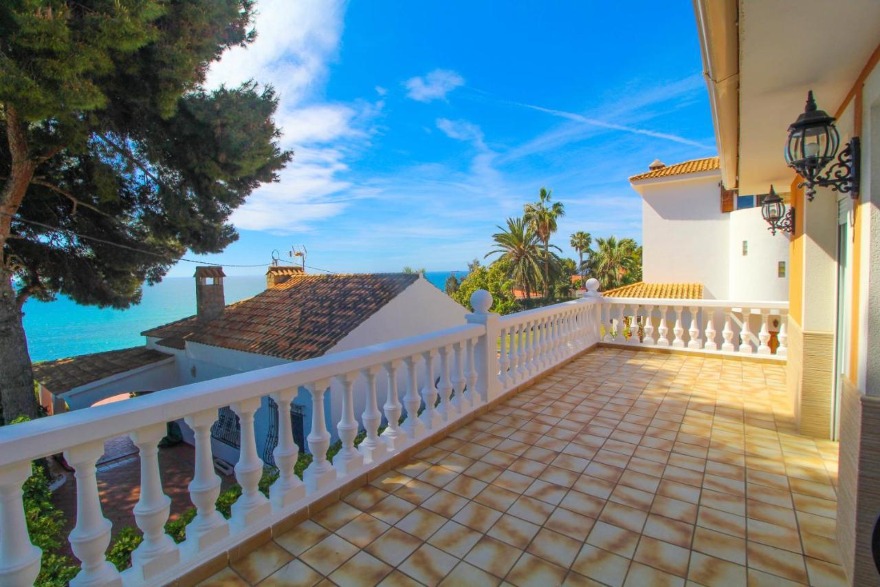 Great Villa, Sea Views, 20 Secs Walk To The Beach, Bbq, 9 People, 5 Mins Car From Center, Sailing Club 3 Mins Walk *