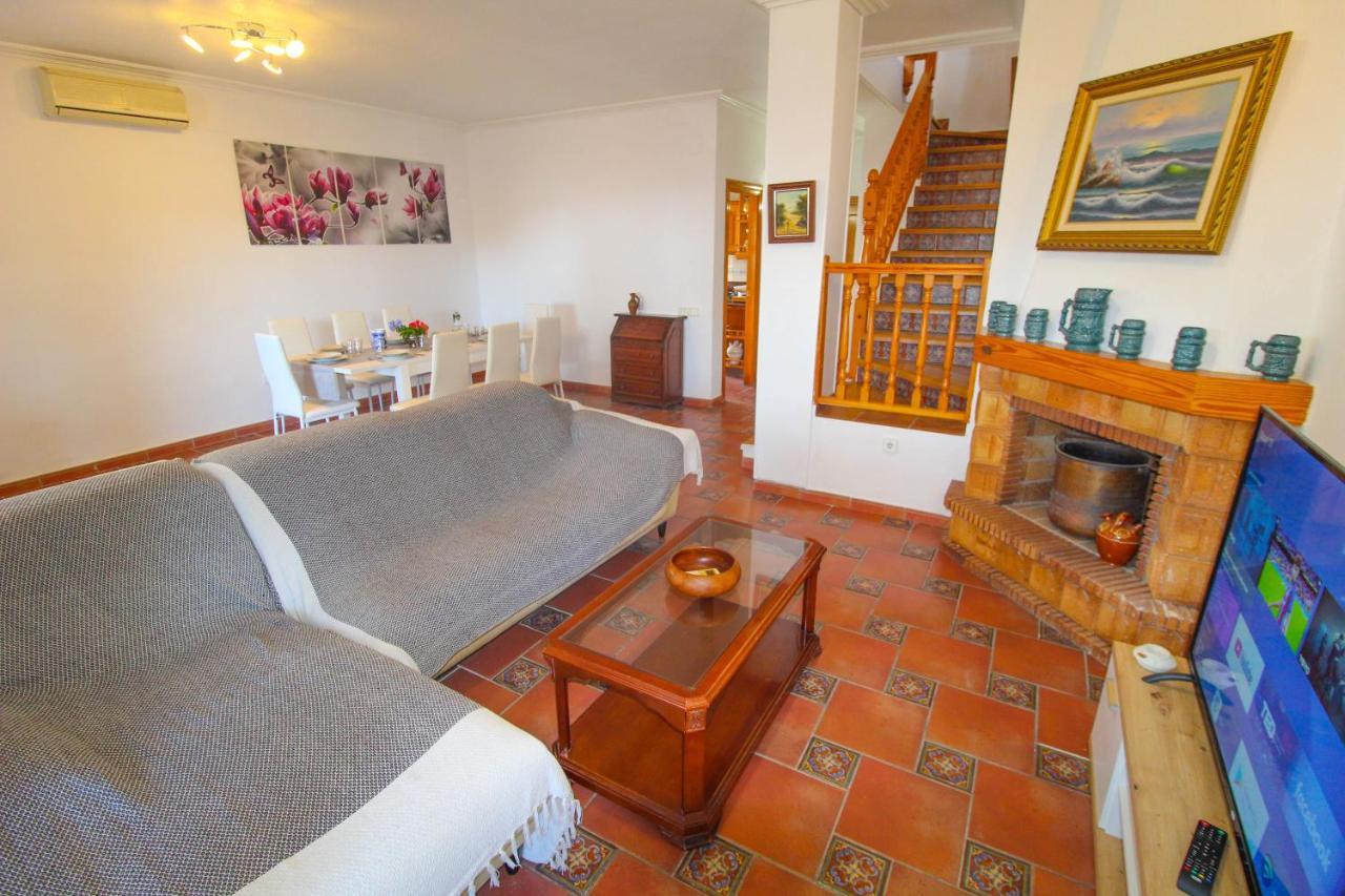 Great Villa, Sea Views, 20 Secs Walk To The Beach, Bbq, 9 People, 5 Mins Car From Center, Sailing Club 3 Mins Walk Villa