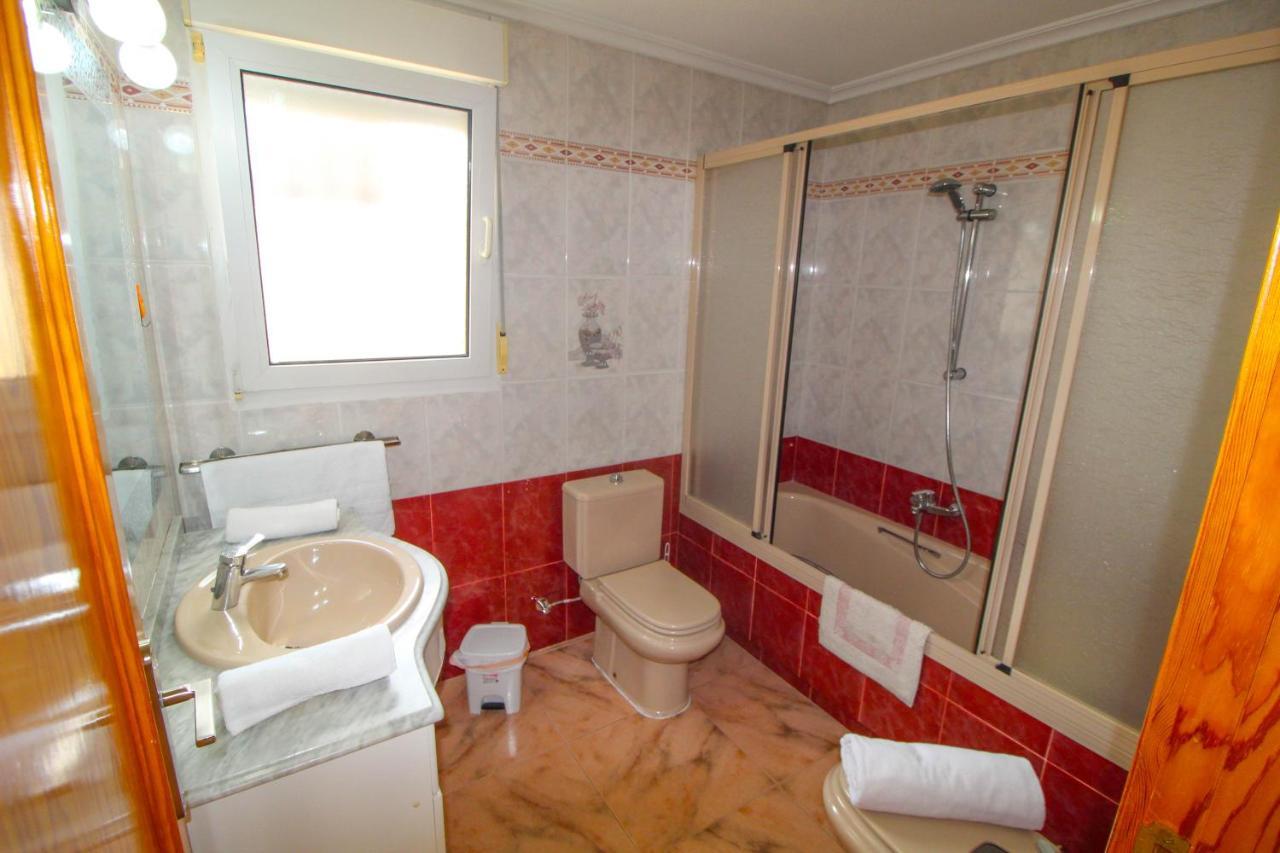 Villa Great Villa, Sea Views, 20 Secs Walk To The Beach, Bbq, 9 People, 5 Mins Car From Center, Sailing Club 3 Mins Walk