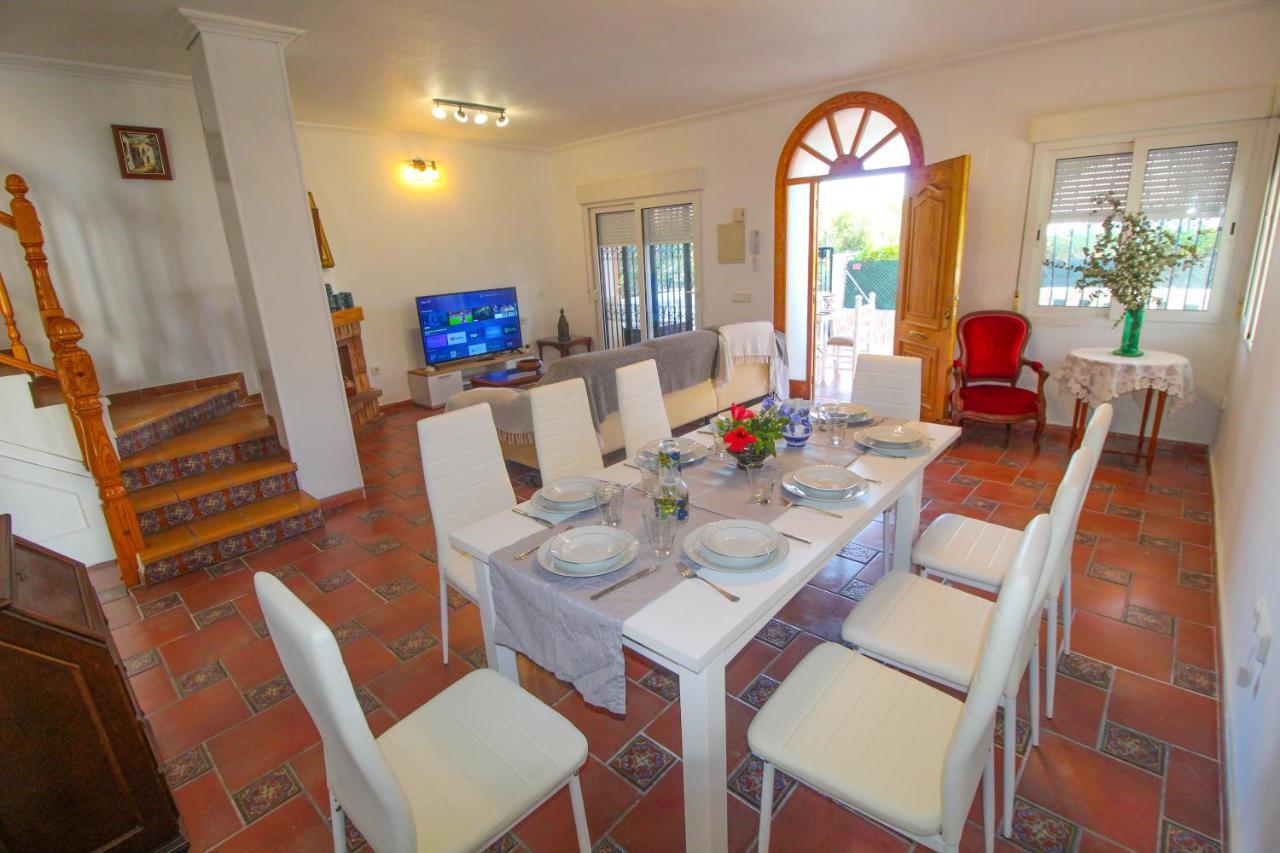 Villa Great Villa, Sea Views, 20 Secs Walk To The Beach, Bbq, 9 People, 5 Mins Car From Center, Sailing Club 3 Mins Walk *