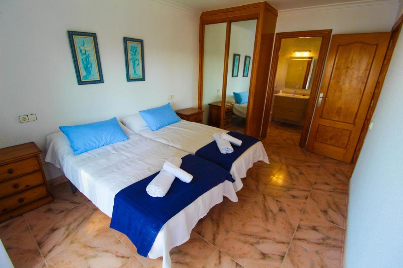 Great Villa, Sea Views, 20 Secs Walk To The Beach, Bbq, 9 People, 5 Mins Car From Center, Sailing Club 3 Mins Walk *