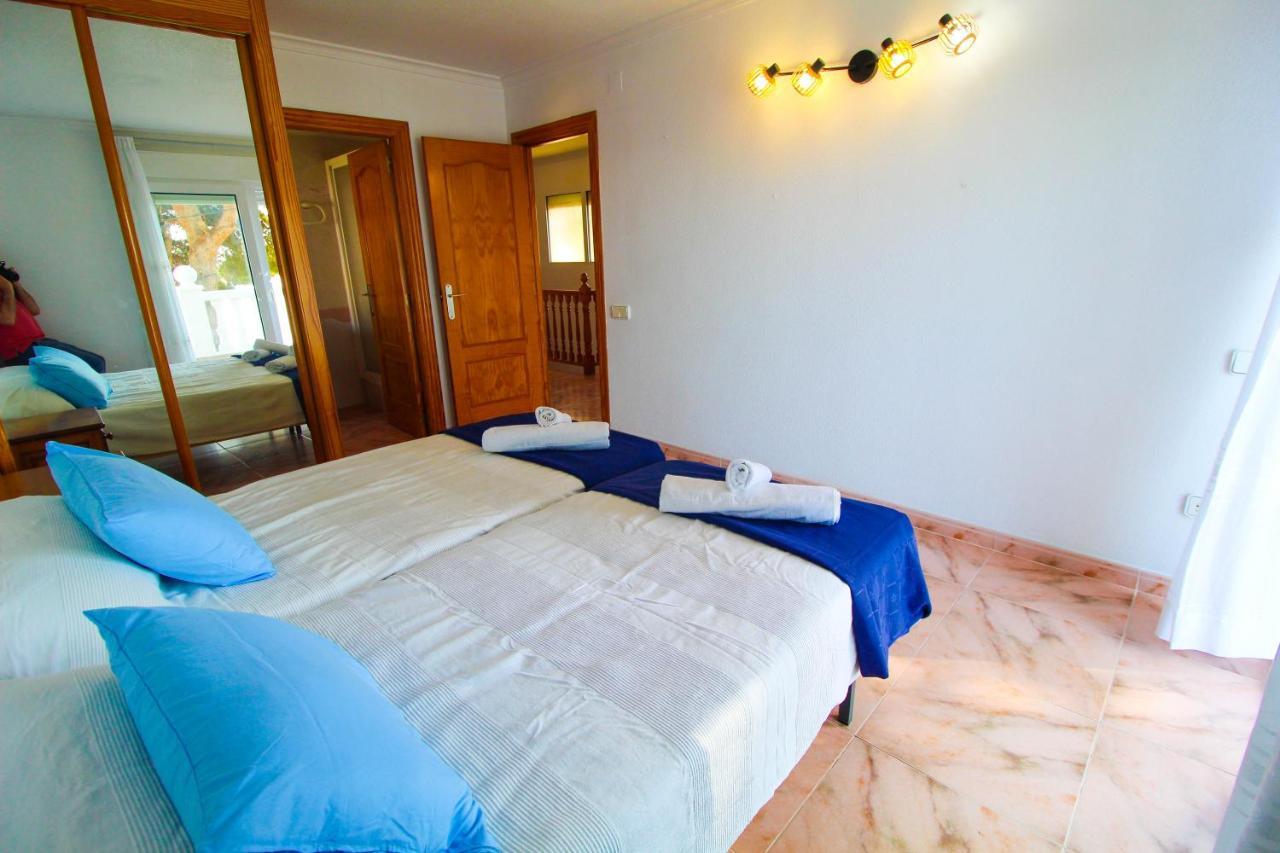 Villa Great Villa, Sea Views, 20 Secs Walk To The Beach, Bbq, 9 People, 5 Mins Car From Center, Sailing Club 3 Mins Walk