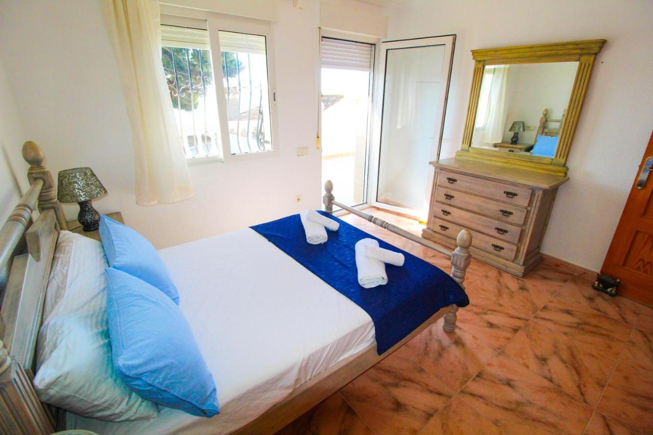 Great Villa, Sea Views, 20 Secs Walk To The Beach, Bbq, 9 People, 5 Mins Car From Center, Sailing Club 3 Mins Walk Villa