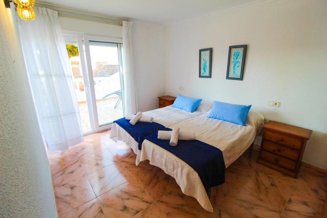 Villa Great Villa, Sea Views, 20 Secs Walk To The Beach, Bbq, 9 People, 5 Mins Car From Center, Sailing Club 3 Mins Walk