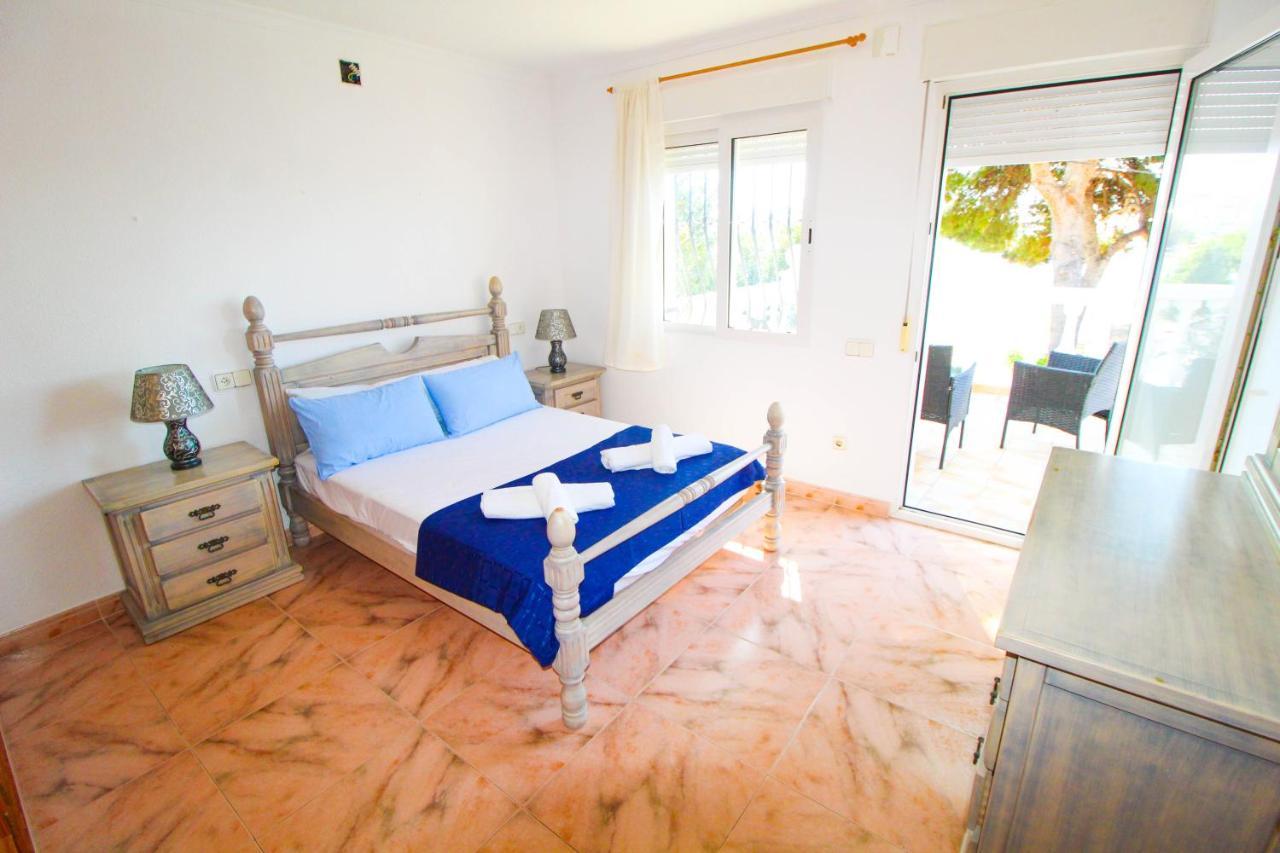 Villa Great Villa, Sea Views, 20 Secs Walk To The Beach, Bbq, 9 People, 5 Mins Car From Center, Sailing Club 3 Mins Walk *