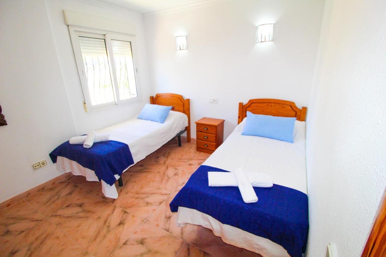 Great Villa, Sea Views, 20 Secs Walk To The Beach, Bbq, 9 People, 5 Mins Car From Center, Sailing Club 3 Mins Walk Villa