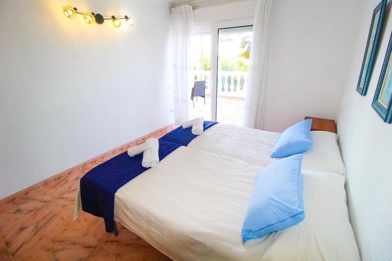 Great Villa, Sea Views, 20 Secs Walk To The Beach, Bbq, 9 People, 5 Mins Car From Center, Sailing Club 3 Mins Walk