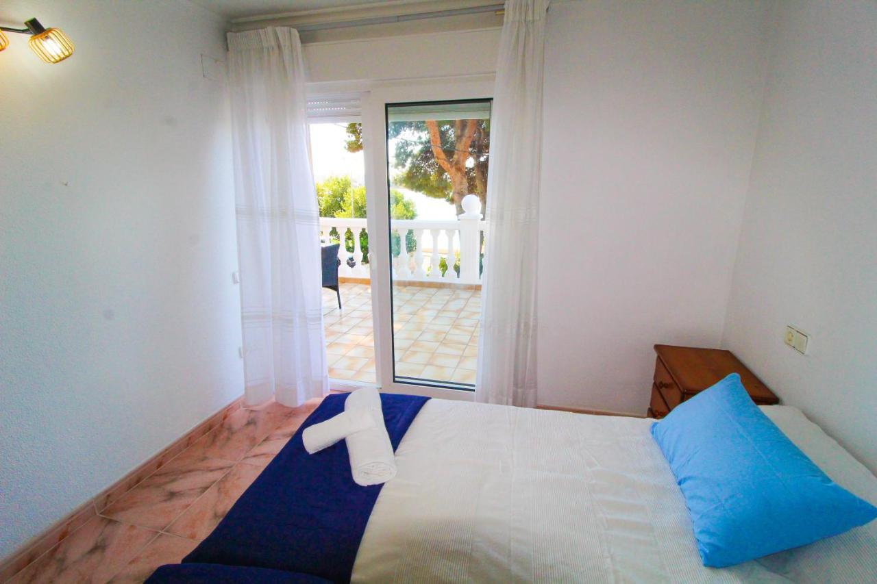 Villa Great Villa, Sea Views, 20 Secs Walk To The Beach, Bbq, 9 People, 5 Mins Car From Center, Sailing Club 3 Mins Walk Alicante