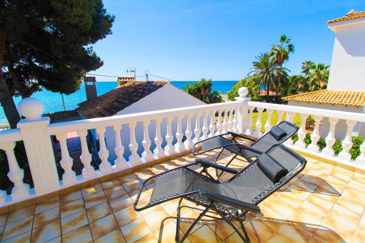 Great Villa, Sea Views, 20 Secs Walk To The Beach, Bbq, 9 People, 5 Mins Car From Center, Sailing Club 3 Mins Walk *