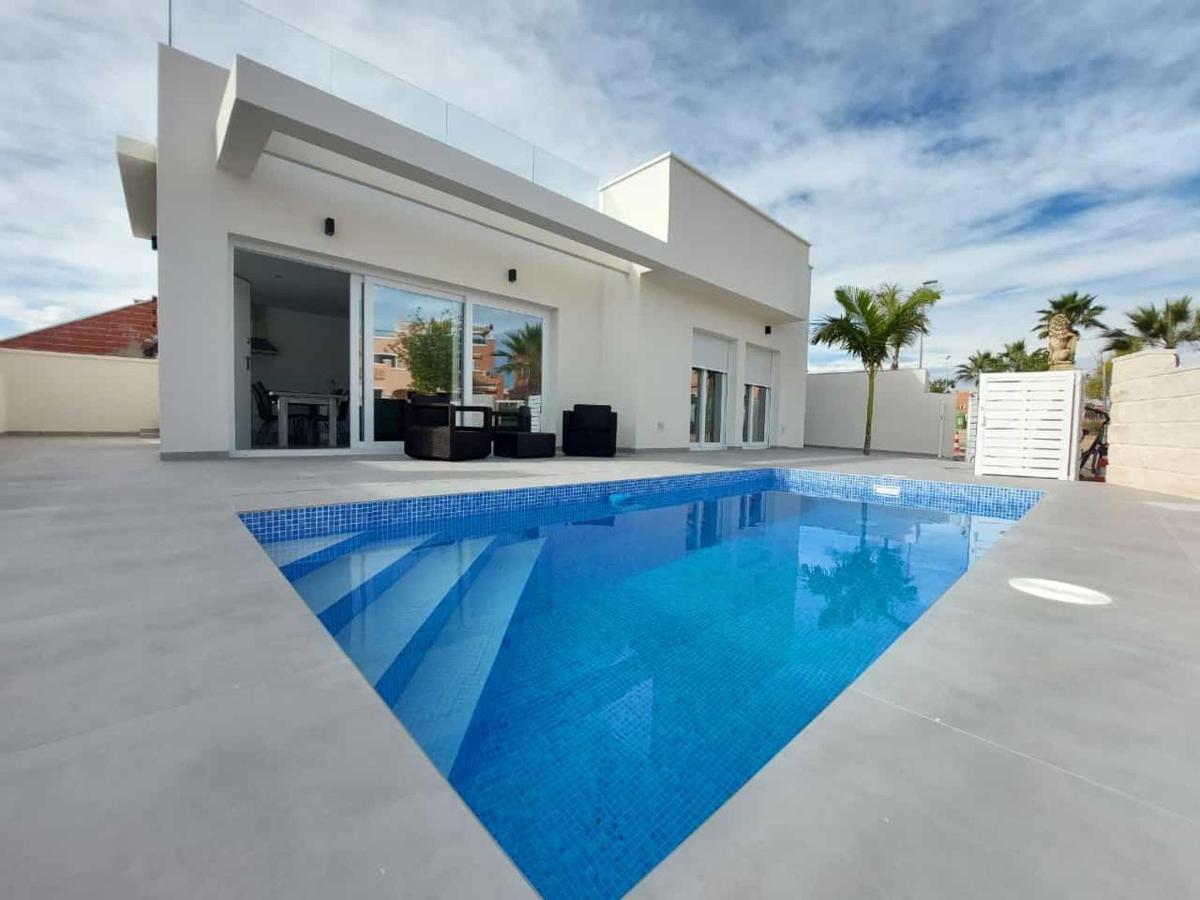 Maria Villa *