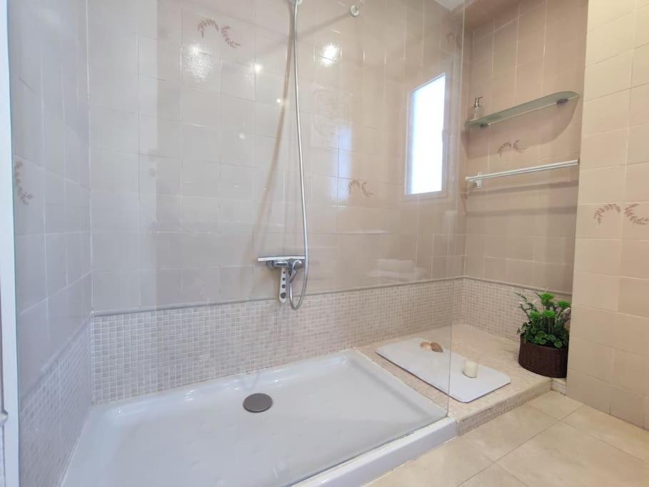 Gran Apartamento, Aire Acondicionado, Piscina Y Parking Gratuito Apartamento