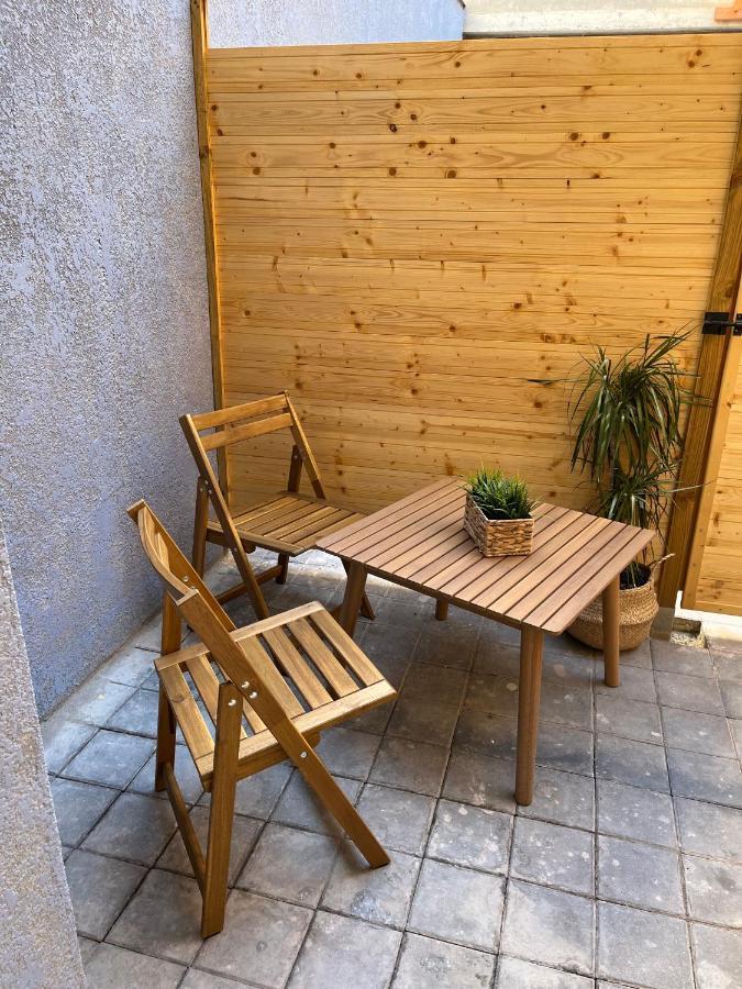 Insomnia With Private Patio Apartment