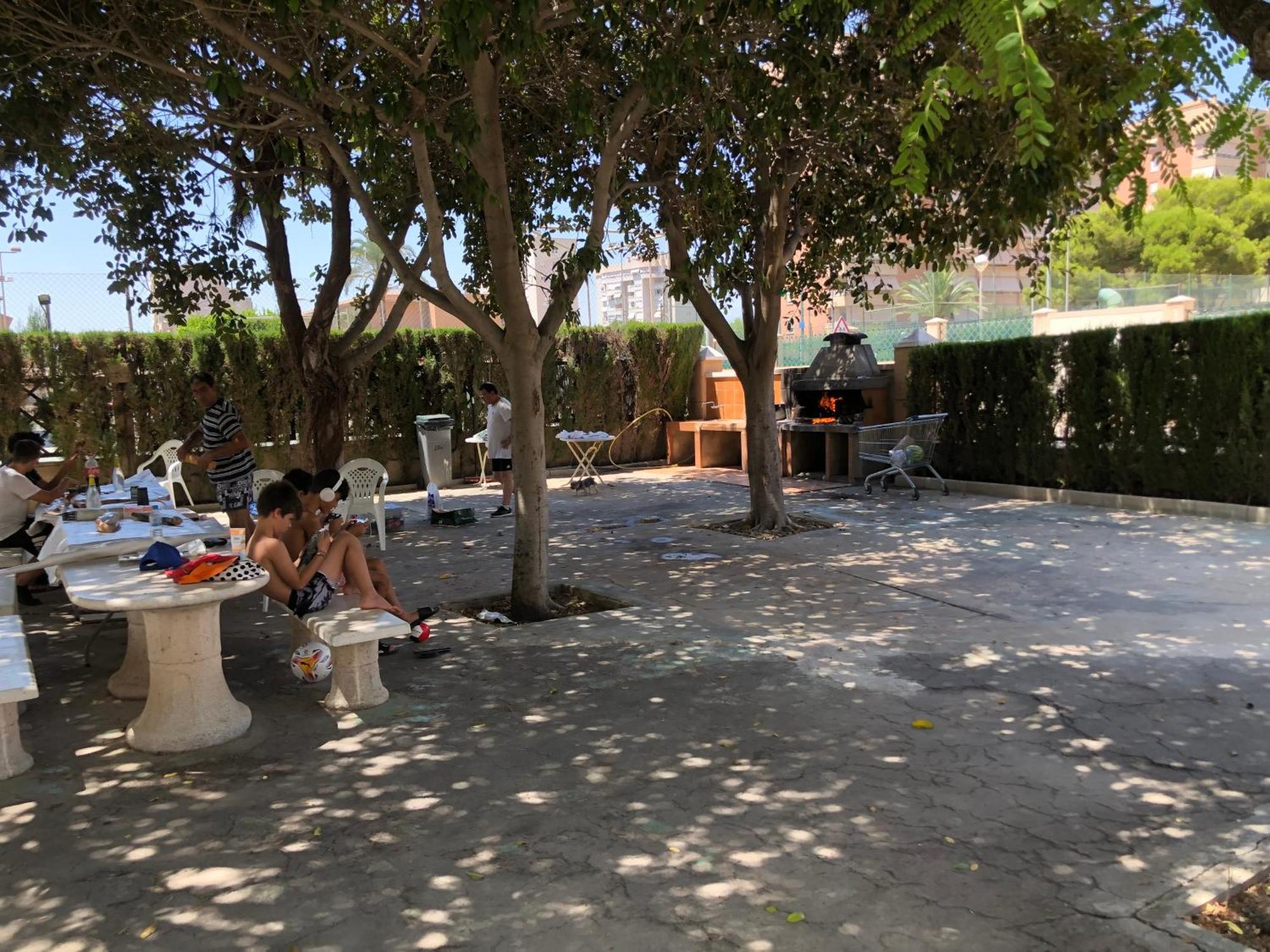 Apartamento Precioso En Urbanización Junto Al Mar. *
