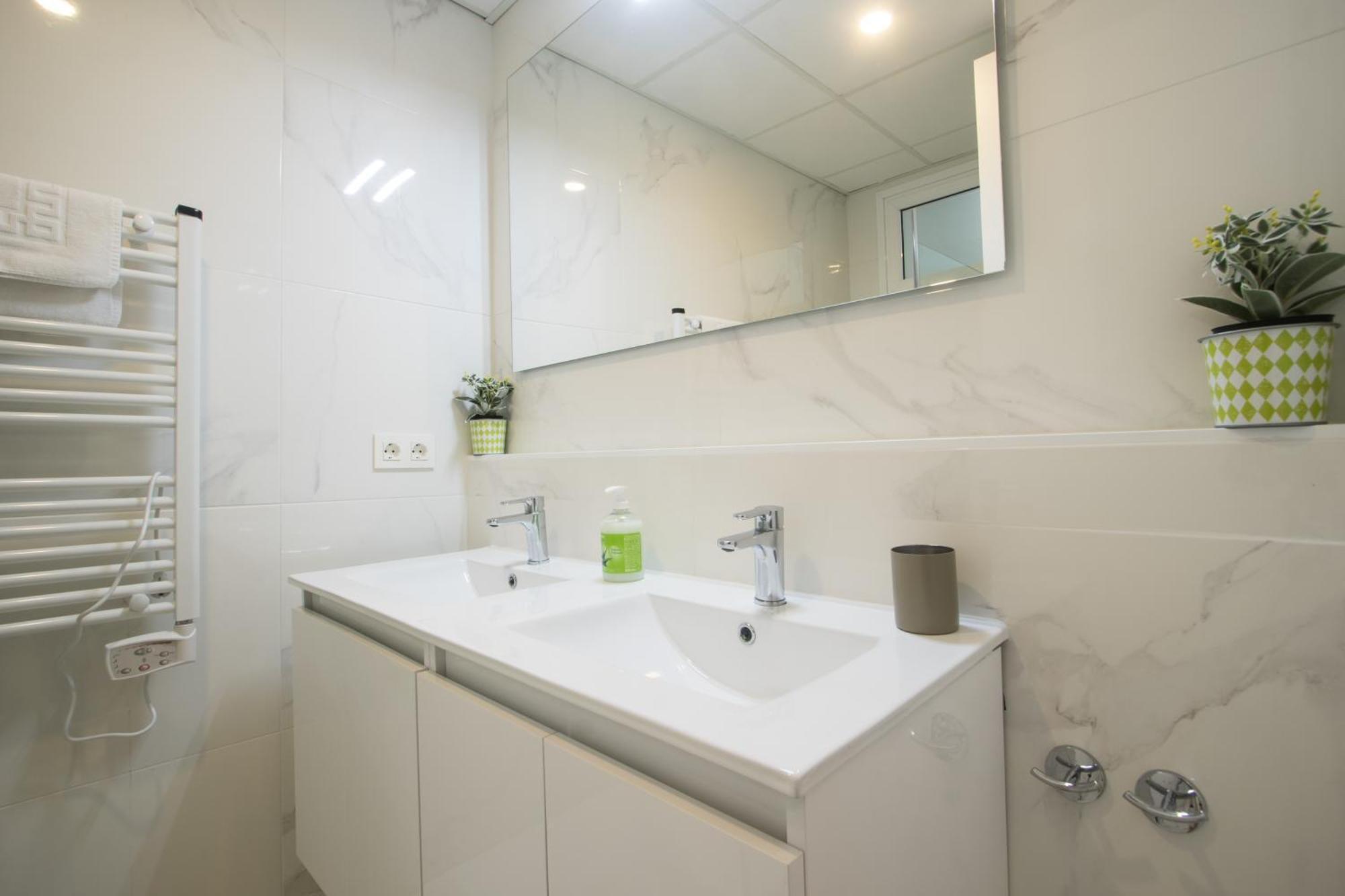 Apartment 4 Bedroom/3 Baths W/ Ac In Near Beach! *
