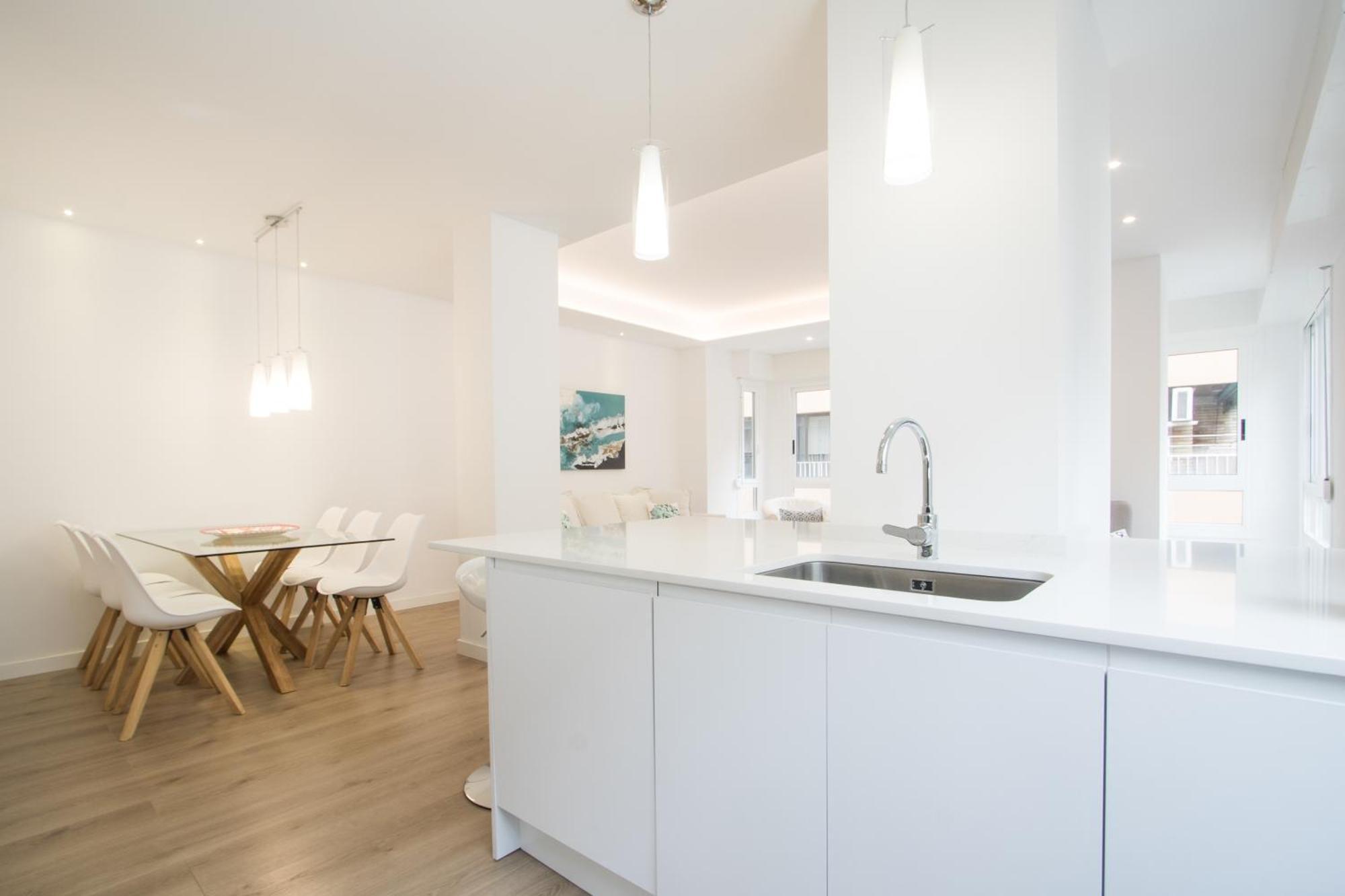 4 Bedroom/3 Baths W/ Ac In Near Beach! Apartment *
