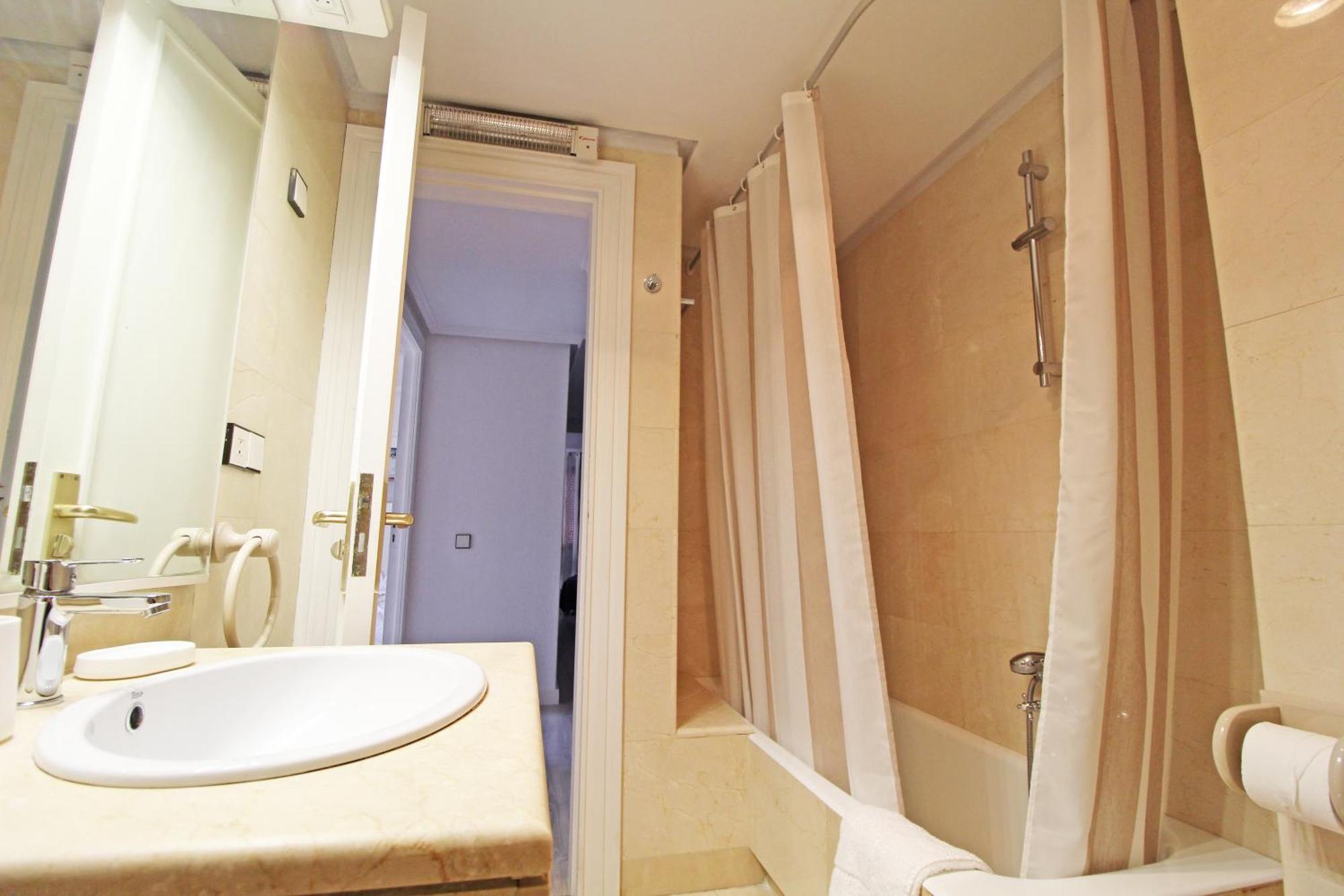 Apartamento Castle Views. Terrace. Design Style. Ac. Wifi. Refurbished. Supercentric. *