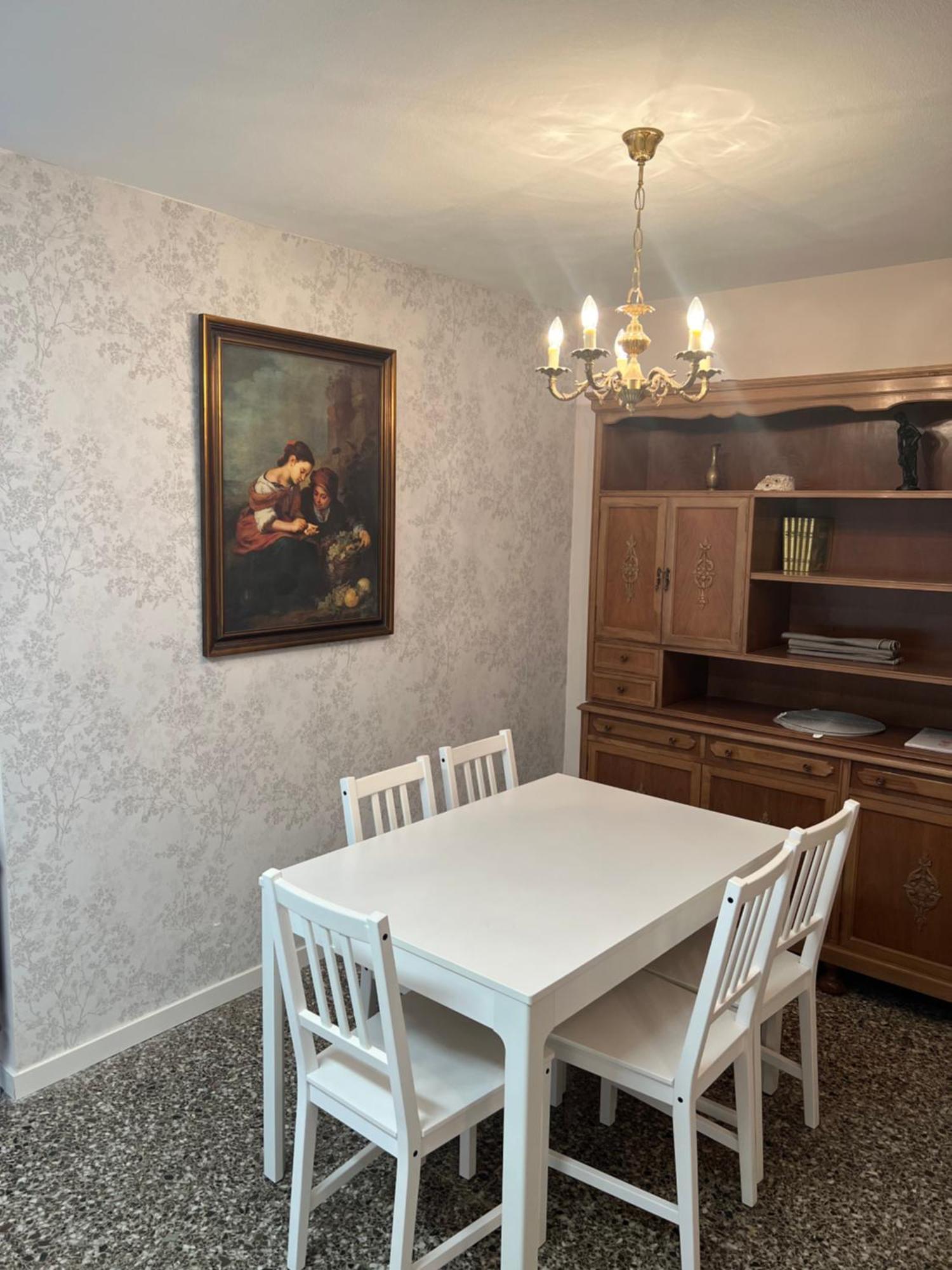 Centrally-located, Spacious Flat At Historic Centre & Short Walk To Apartment
