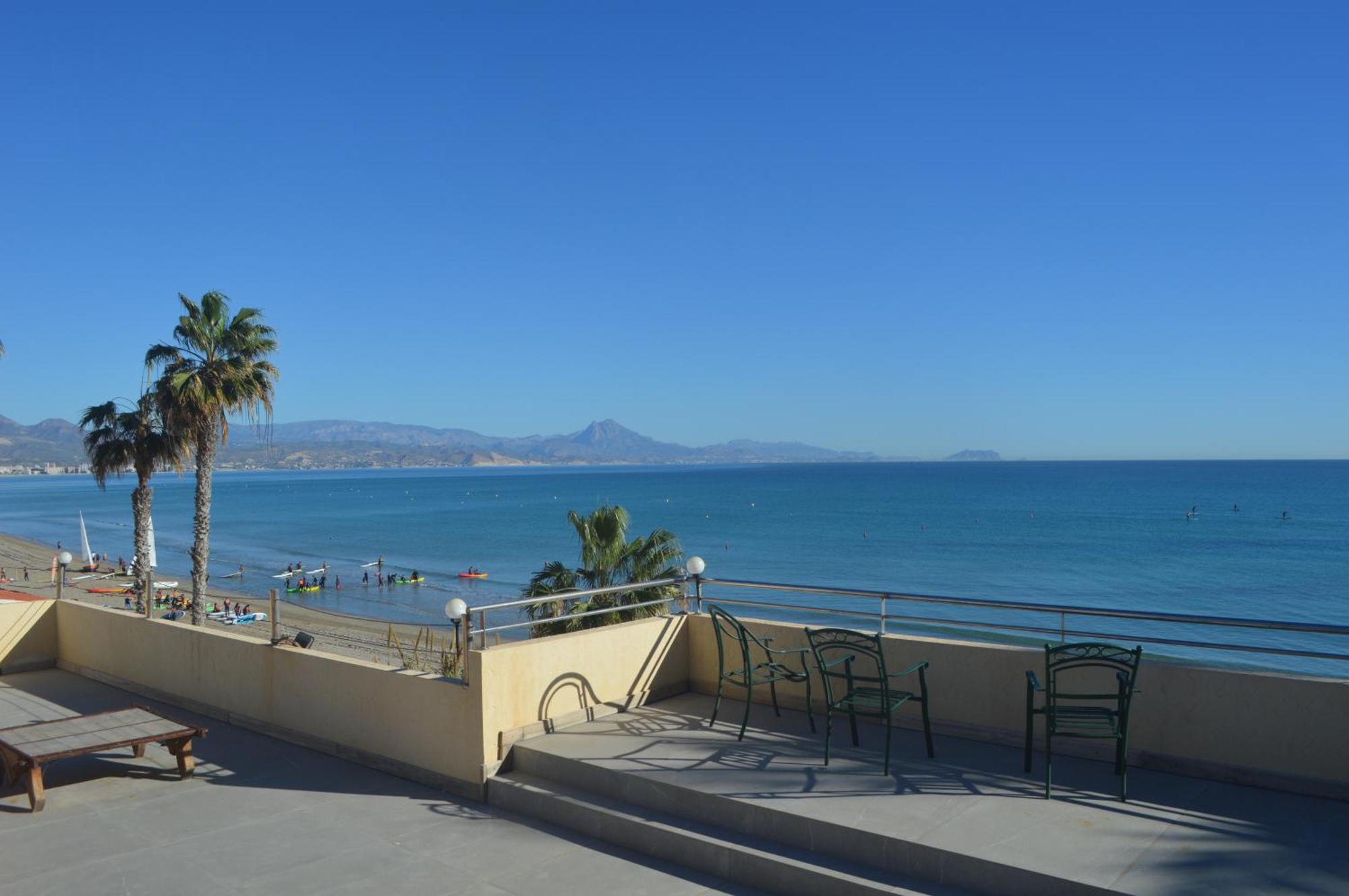 Excepcional Amanecer Al Borde De Playa Y Mar, En Roquetes Apartamento *