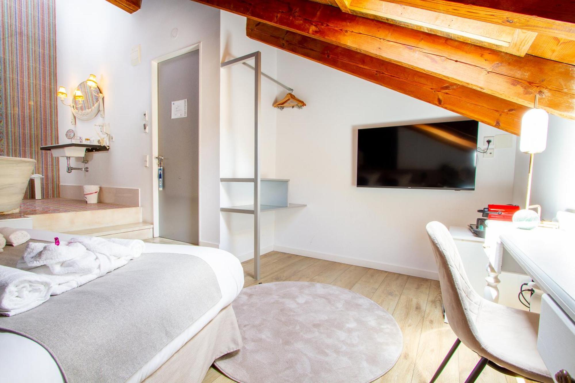 Les Monges Palace Boutique Hotel 3*