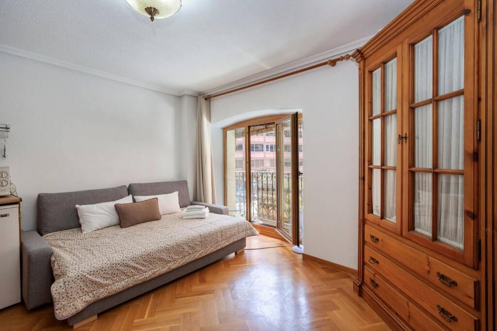 Apartamento Comfy At Old Town Plaza With Ac Alicante