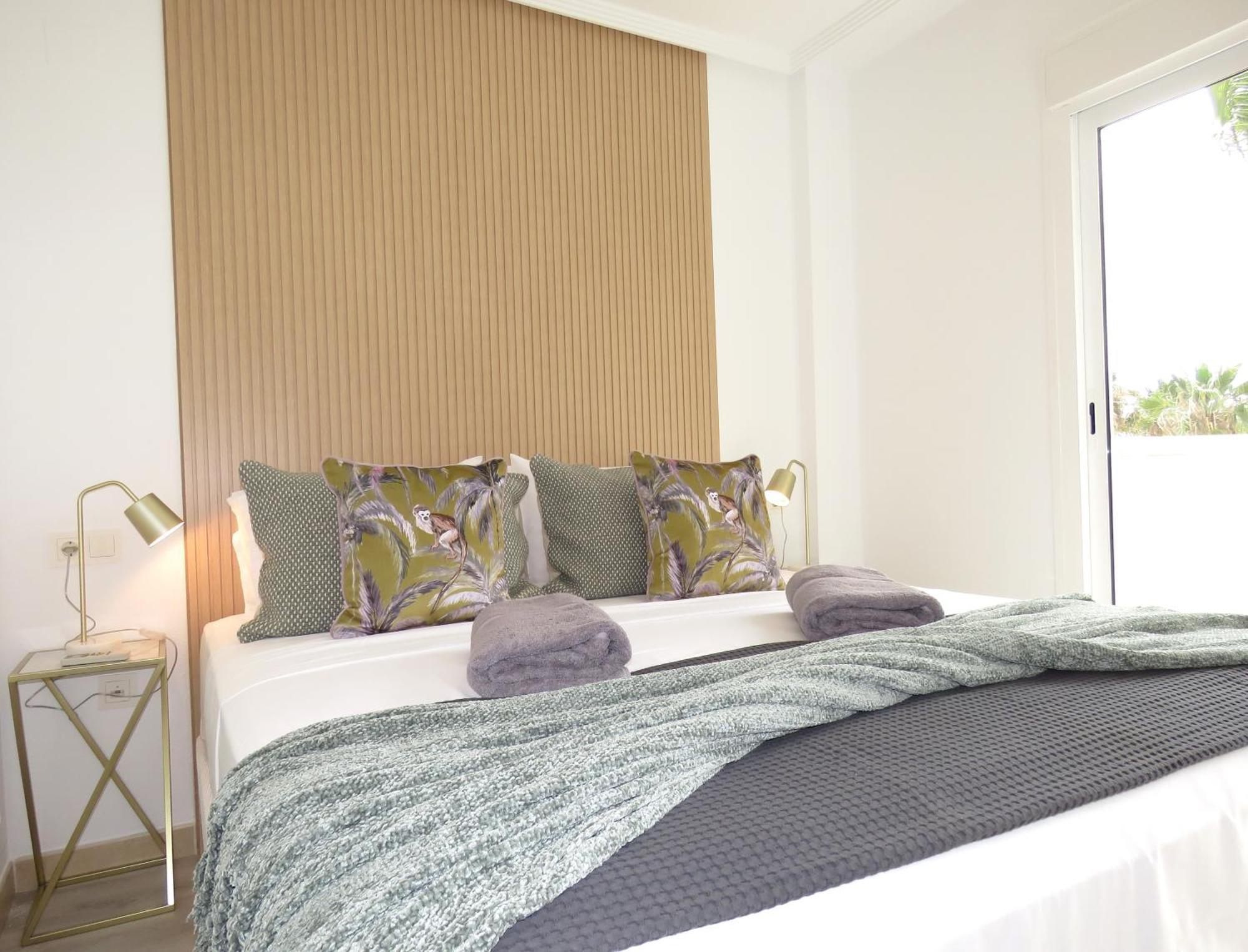 Villamartin Palms Stylish Close To Golf And Ocean With Garden Views