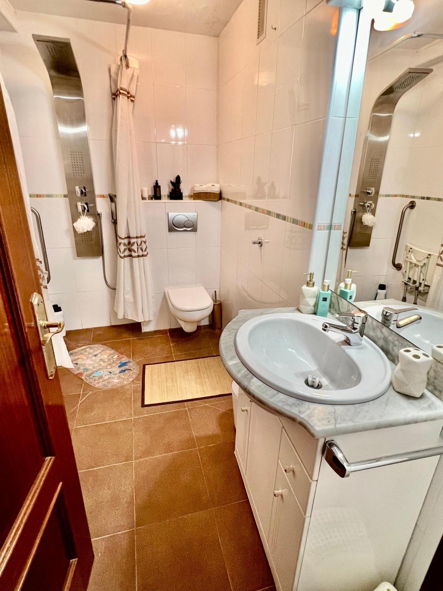 Apartamento 3br - Beachfront Balcony Haven *